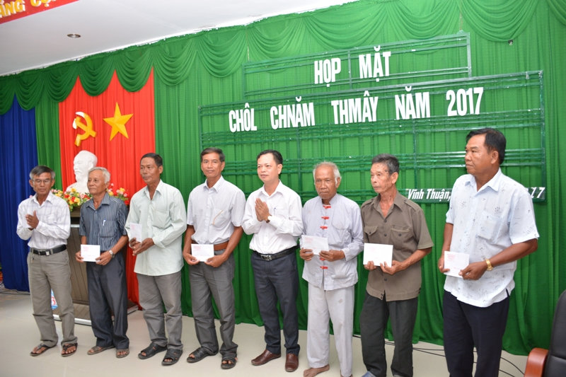 Đồng chí Nguyễn Quốc Nam, phó Bí thư Huyện ủy (đúng bên phải qua 3 người).jpg